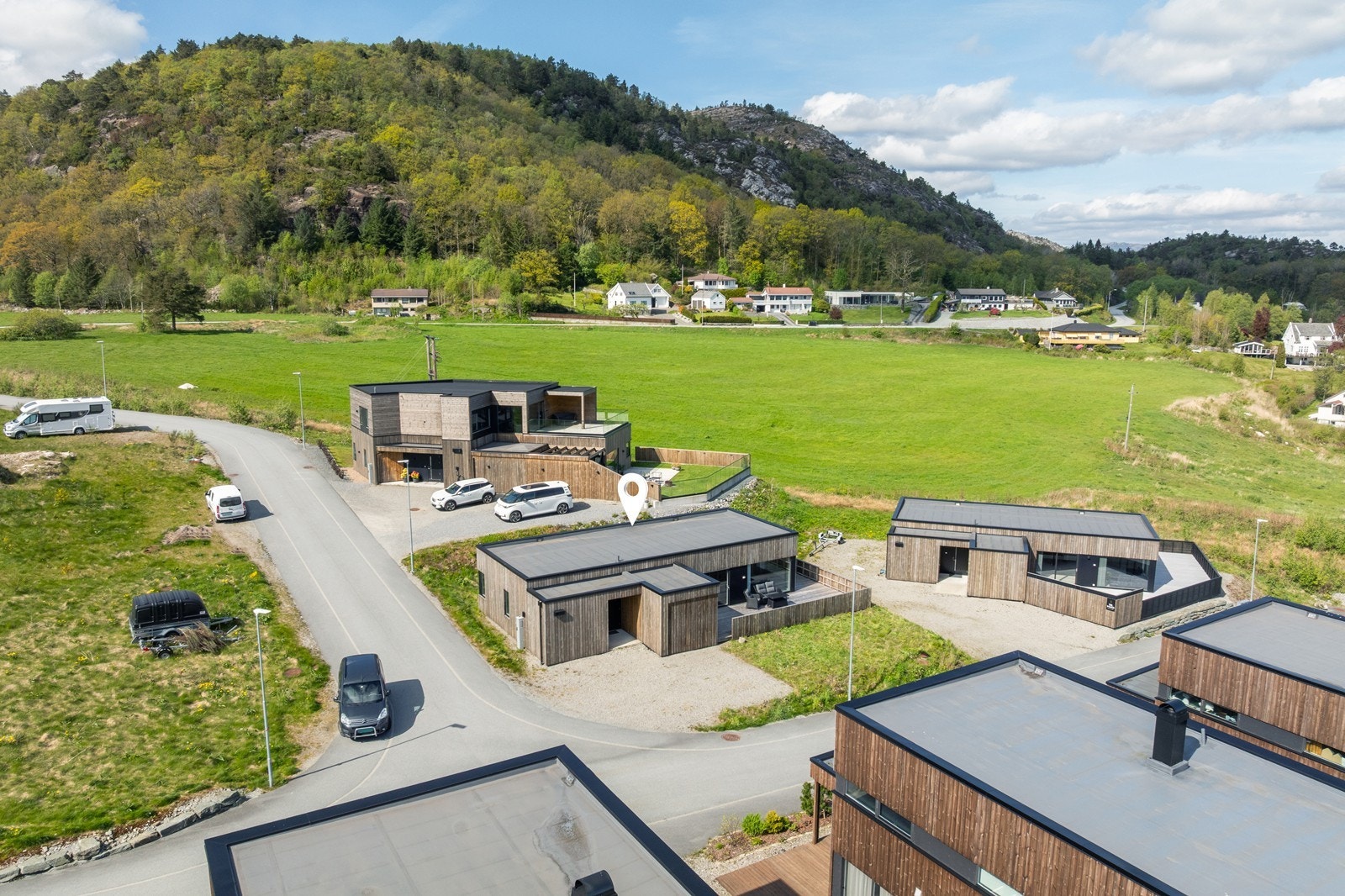 Boligen ligger i et område som nylig er etablert, og preges av spredt bebyggelse bestående av eneboliger og fritidsboliger i landlige omgivelser Galleribilde