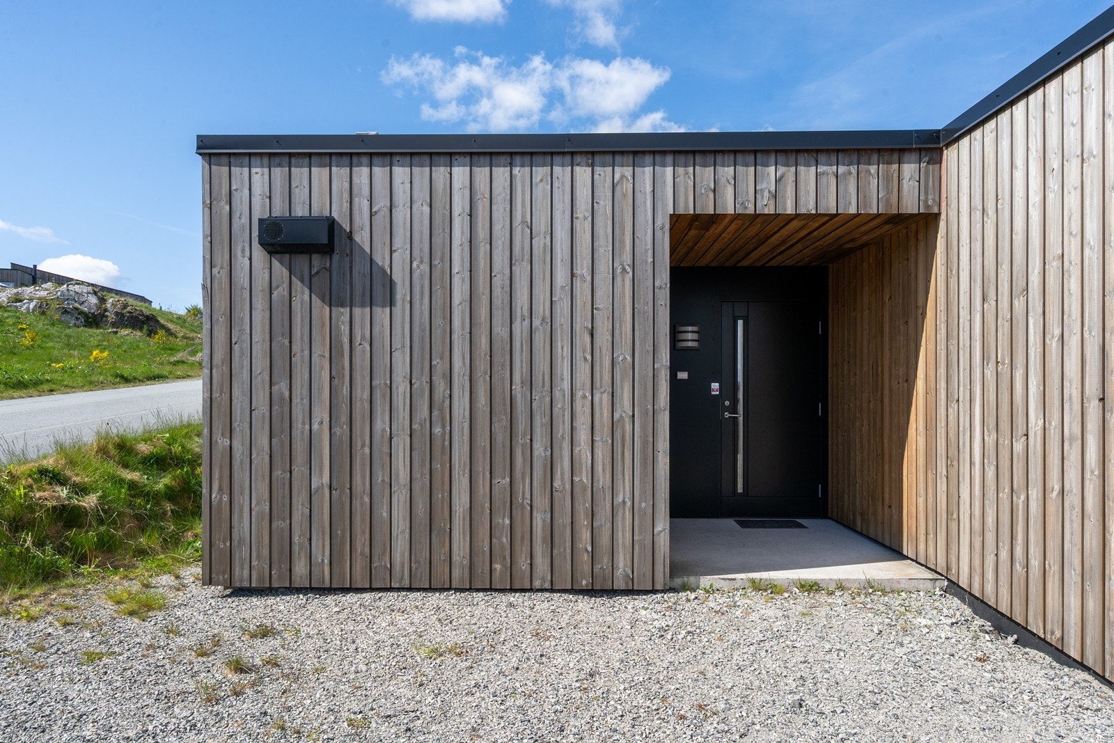 Pent overbygget inngangsparti hvor det også er adkomst til utvendig sportsbod med ekstra lagringsplass Galleribilde