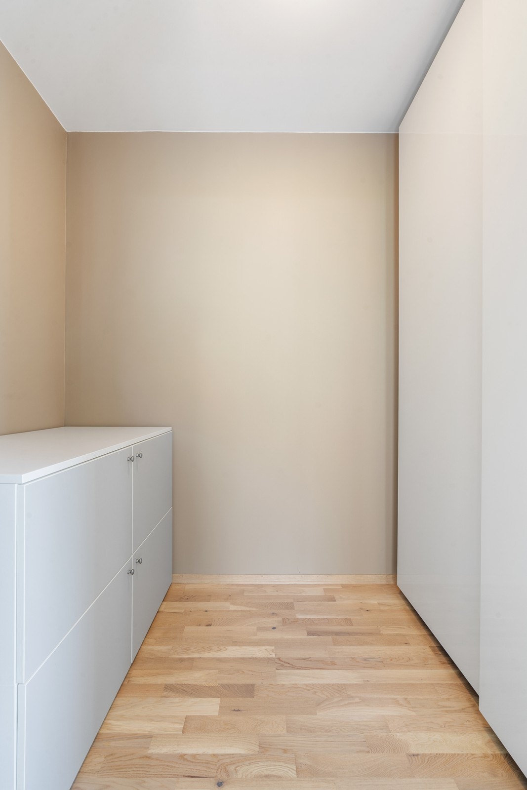 Soverom nr. 1 har adkomst til eget walk-in-closet med god oppbevaringsplass (opprinnelig godkjent som bod) Galleribilde