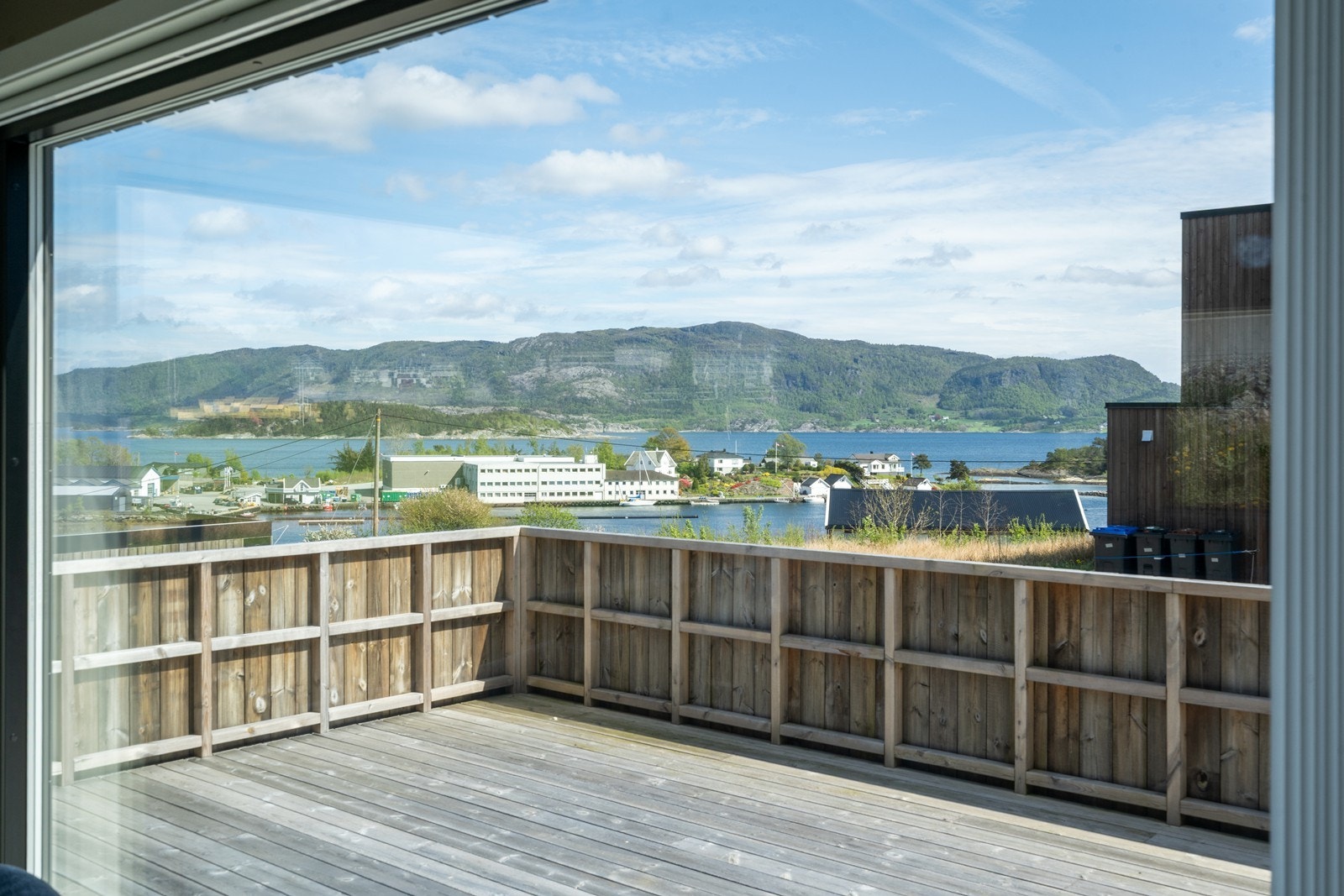 Den flotte utsikten mot sjøen kan også nytes gjennom de store vinduene i stuen Galleribilde