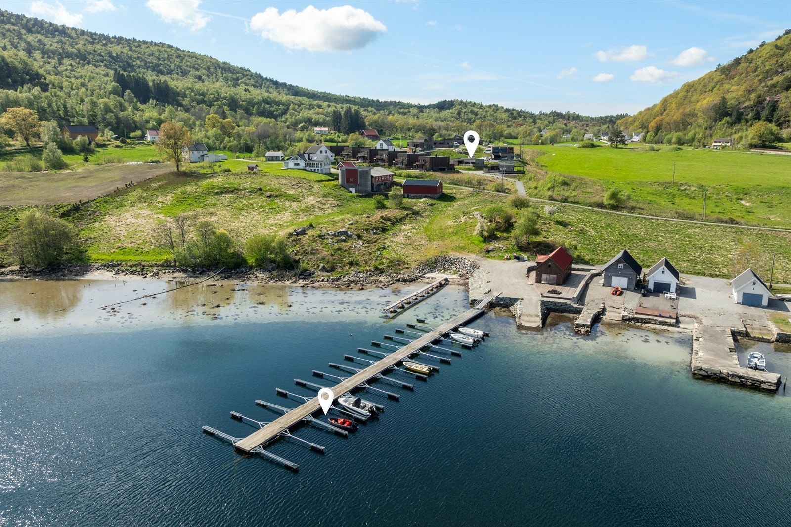Ved sjøen i Hervikvegen 820 medfølger også båtplass nr. 16 på felles utrigger Galleribilde