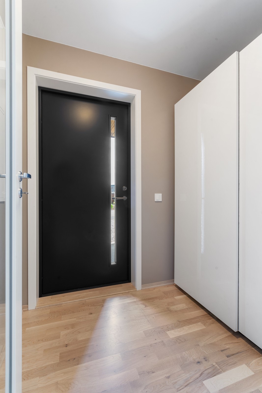 En romslig gang ønsker deg velkommen inn i boligen - her er det også en stor skyvedørsgarderobe med god plass til yttertøy Galleribilde