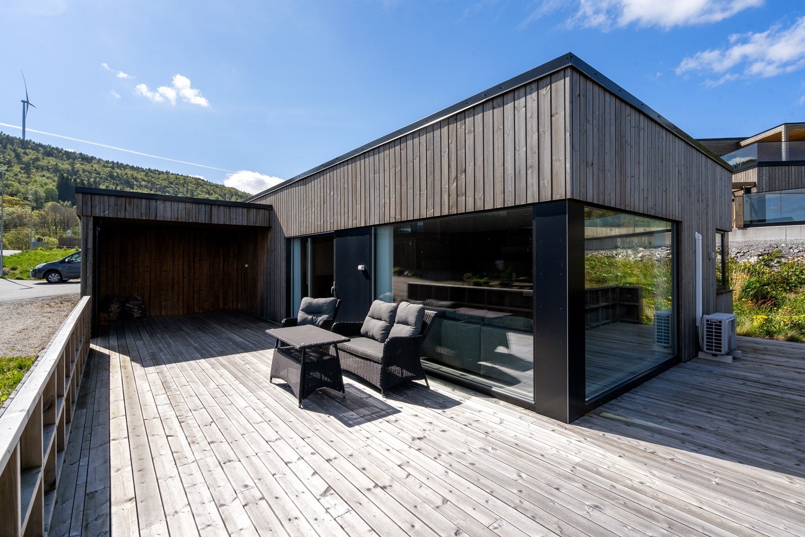 Eiendommen har en stor terrasse som kan by på herlige solforhold Galleribilde