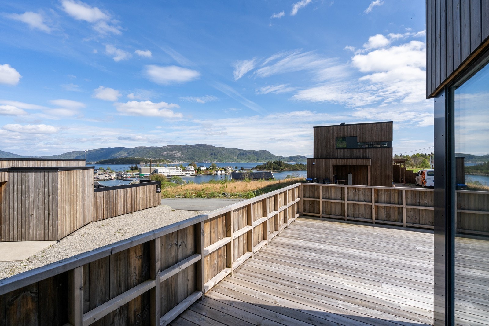 Fra terrassen kan man nye flott utsikt mot sjøen Galleribilde