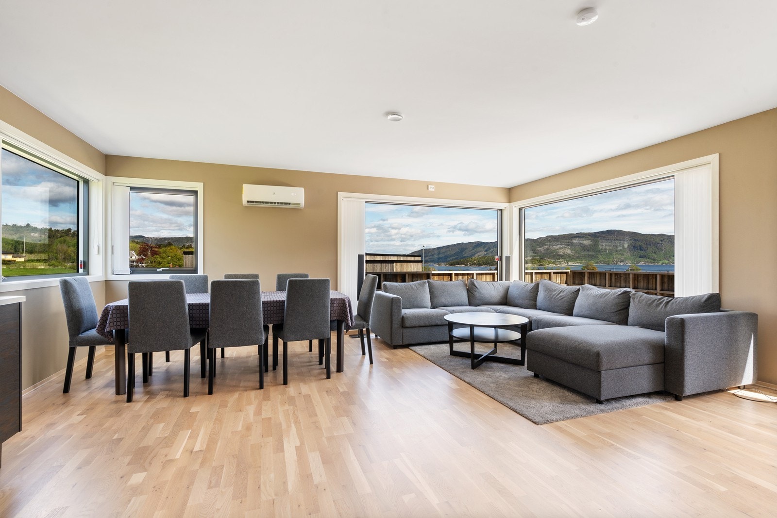 Lys og pen stue med åpen kjøkkenløsning Galleribilde