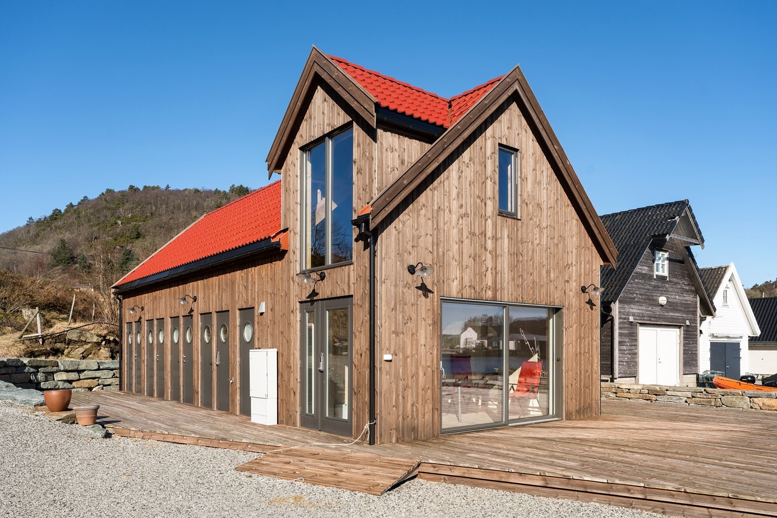 Ved sjøen (Hervikvegen 820) medfølger seksjon nr. 7 i felles naust med felles stue og wc, egen sjøbod og båtplass Galleribilde