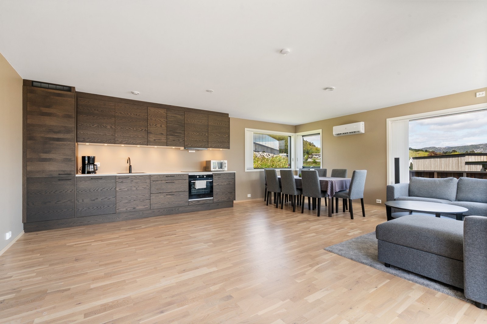 Rommet har god plass til både sofa- og spisegruppe Galleribilde