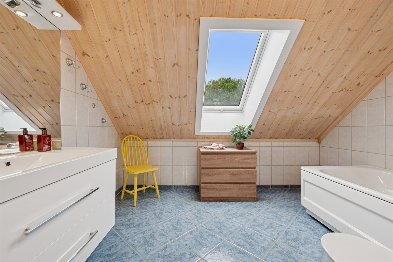 Badet i loftsetasjen har flislagte overflater. Elektriske varmekabler i gulv. Galleribilde