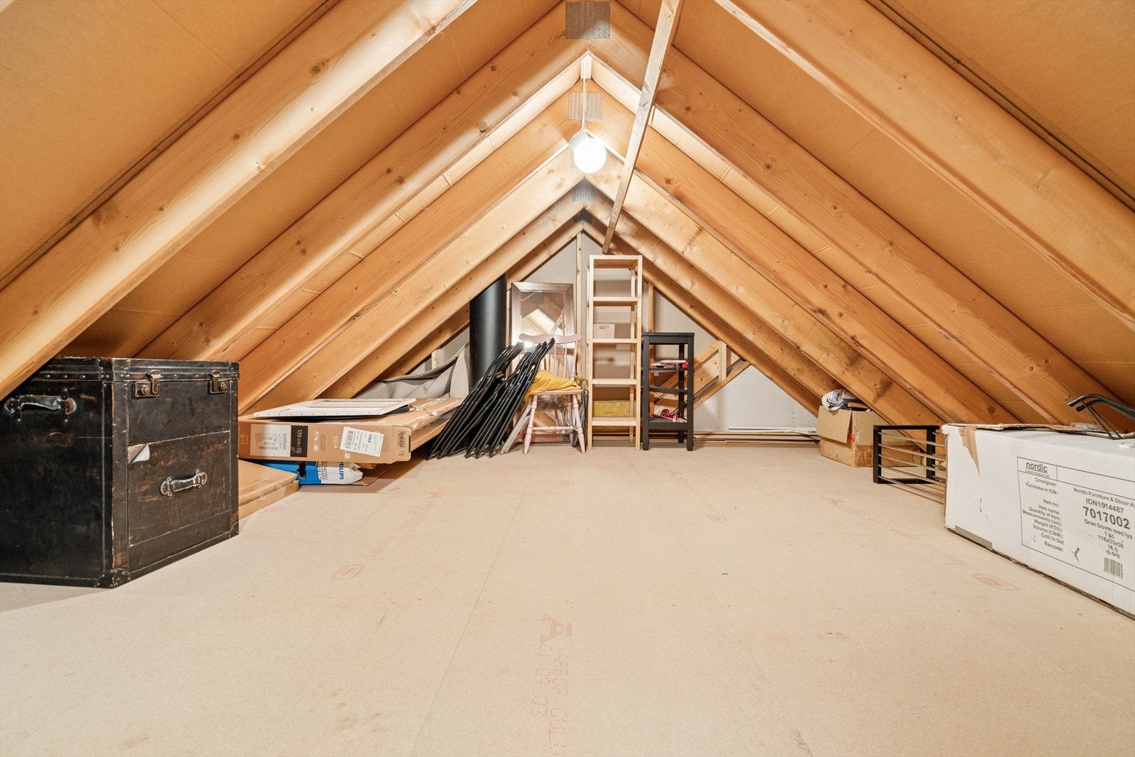 Stort kaldloft gir ekstra gode oppbevarings-/lagringsmuligheter. Galleribilde