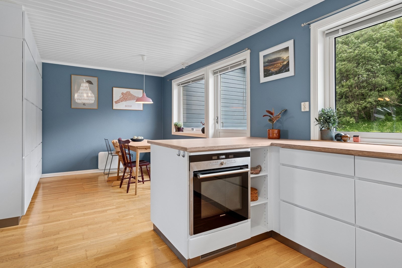 Integrert platetopp, stekeovn, oppvaskmaskin, kjøleskap, fryseskap og Quooker for kokendne vann rett fra springen. Galleribilde