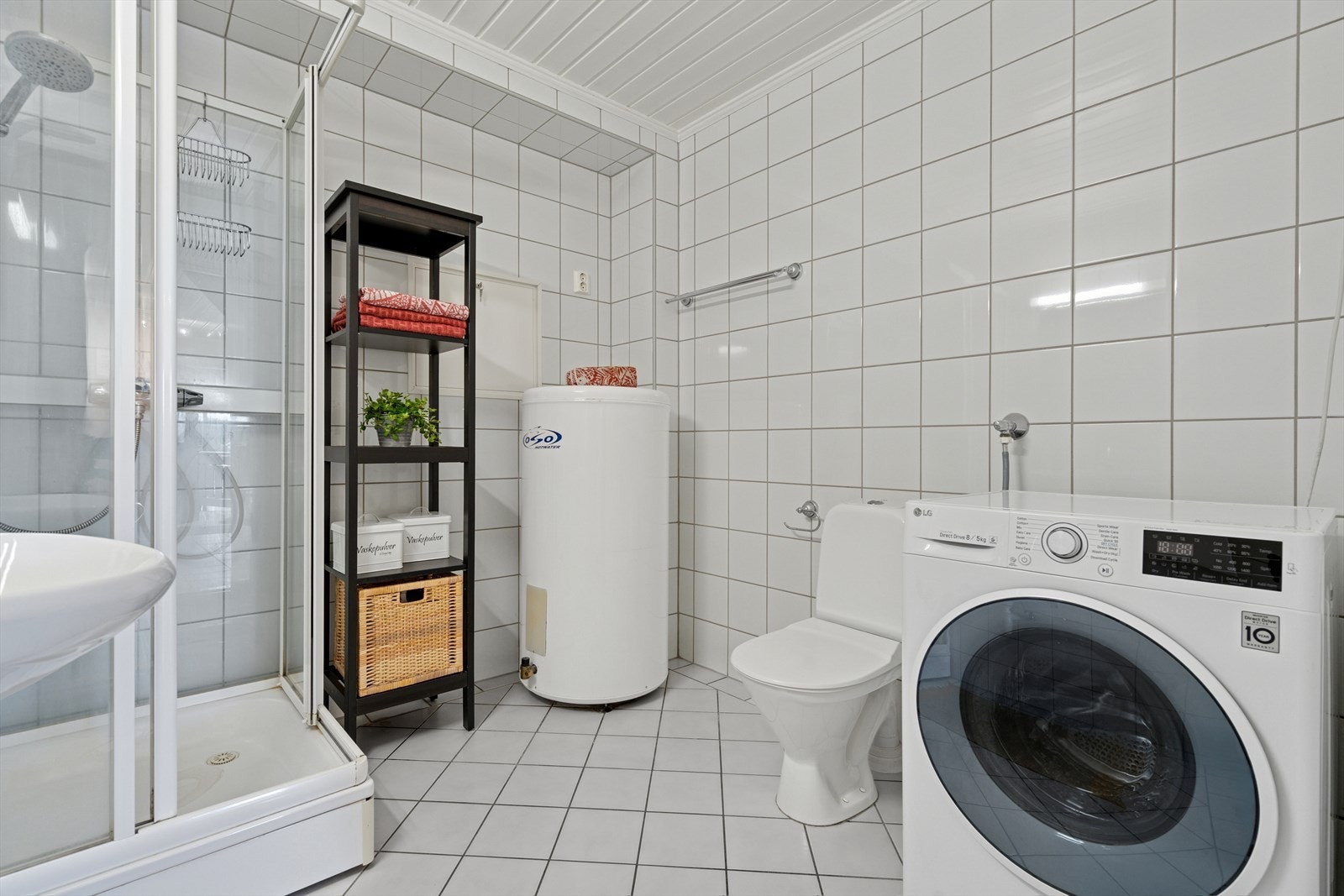 Kombinert bad/vaskerom i 2. etasje med flislagte overflater. Galleribilde