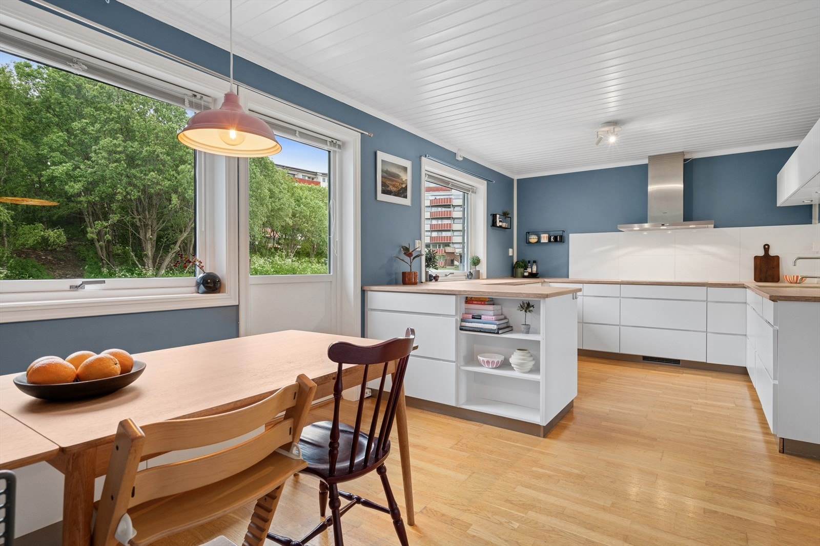 Kombinert spisestue/kjøkken. Direkte utgang til en herlig balkong. Galleribilde