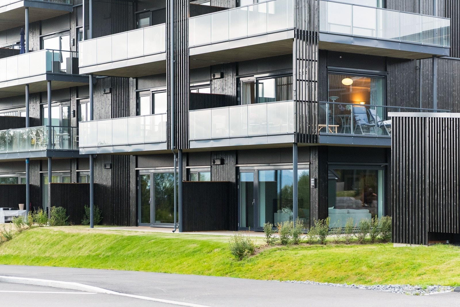 Leiligheten ligger som endeleilighet på bakkeplan med stor terrasse mot sør og vest. Galleribilde