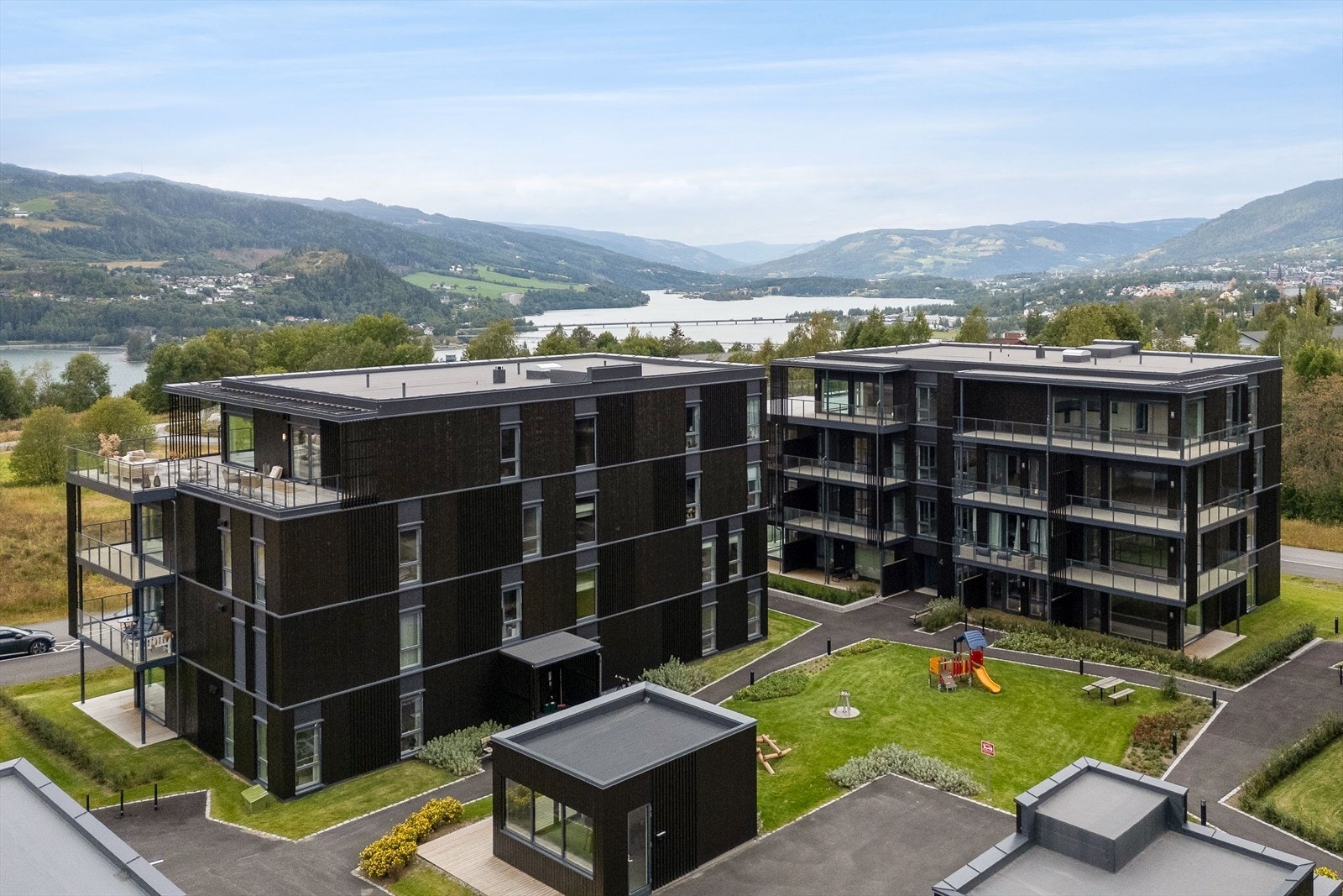 Leiligheten har en flott beliggenhet som endeleilighet. Gode solforhold hele dagen. Galleribilde