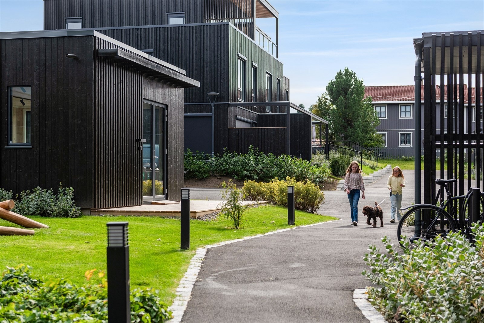 Uteområdene er pent opparbeidet med asfalterte gangstier, plenarealer, hekker og diverse beplantning. Galleribilde