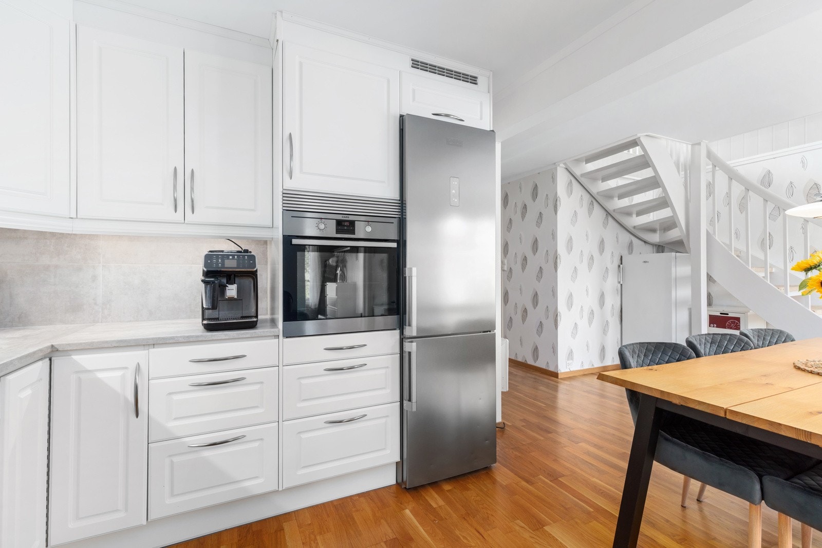 Oppvarmingen av boligen er bestående av elektriske panelovner, vedovn for fast brensel montert i kjøkken og gulvvarme bad. Galleribilde