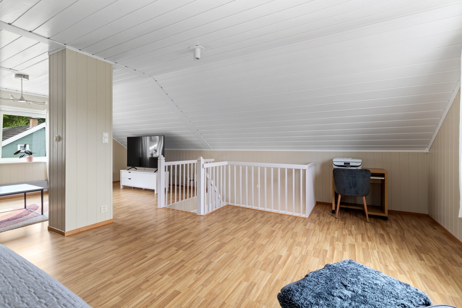 Romslig og luftig stue i 2.etasje med god plass til fler sittegrupper og soner. Galleribilde