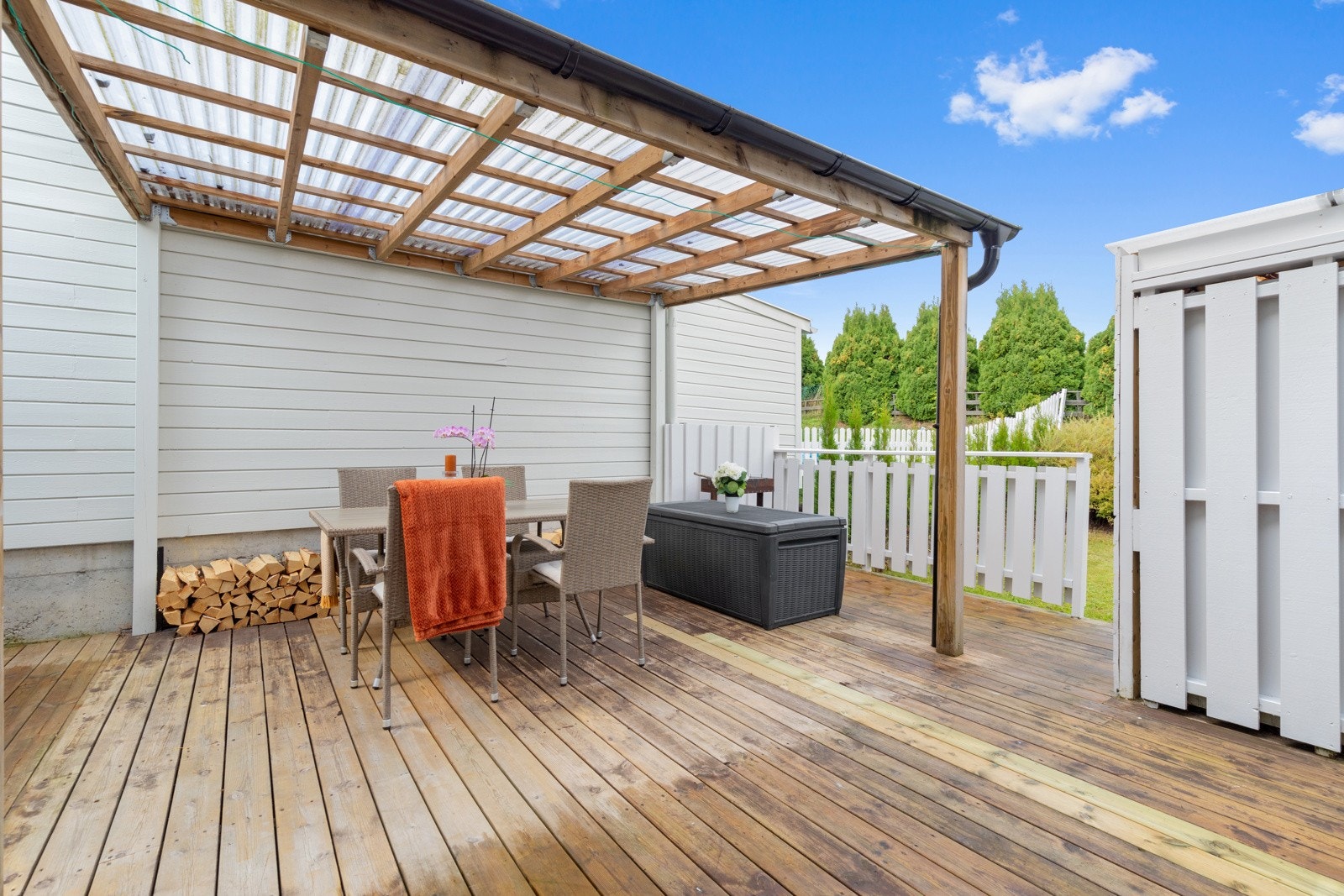 Ut fra Spisestue/kjøkken finner man platting som er delvis overbygd og skjermet Galleribilde