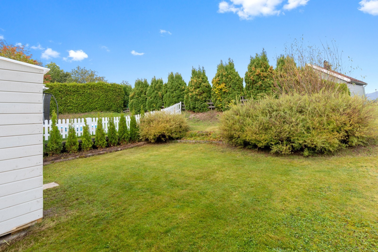Hyggelig hageflekk for de med litt grønne fingre eller om barna trenger litt ekstra plass. Galleribilde