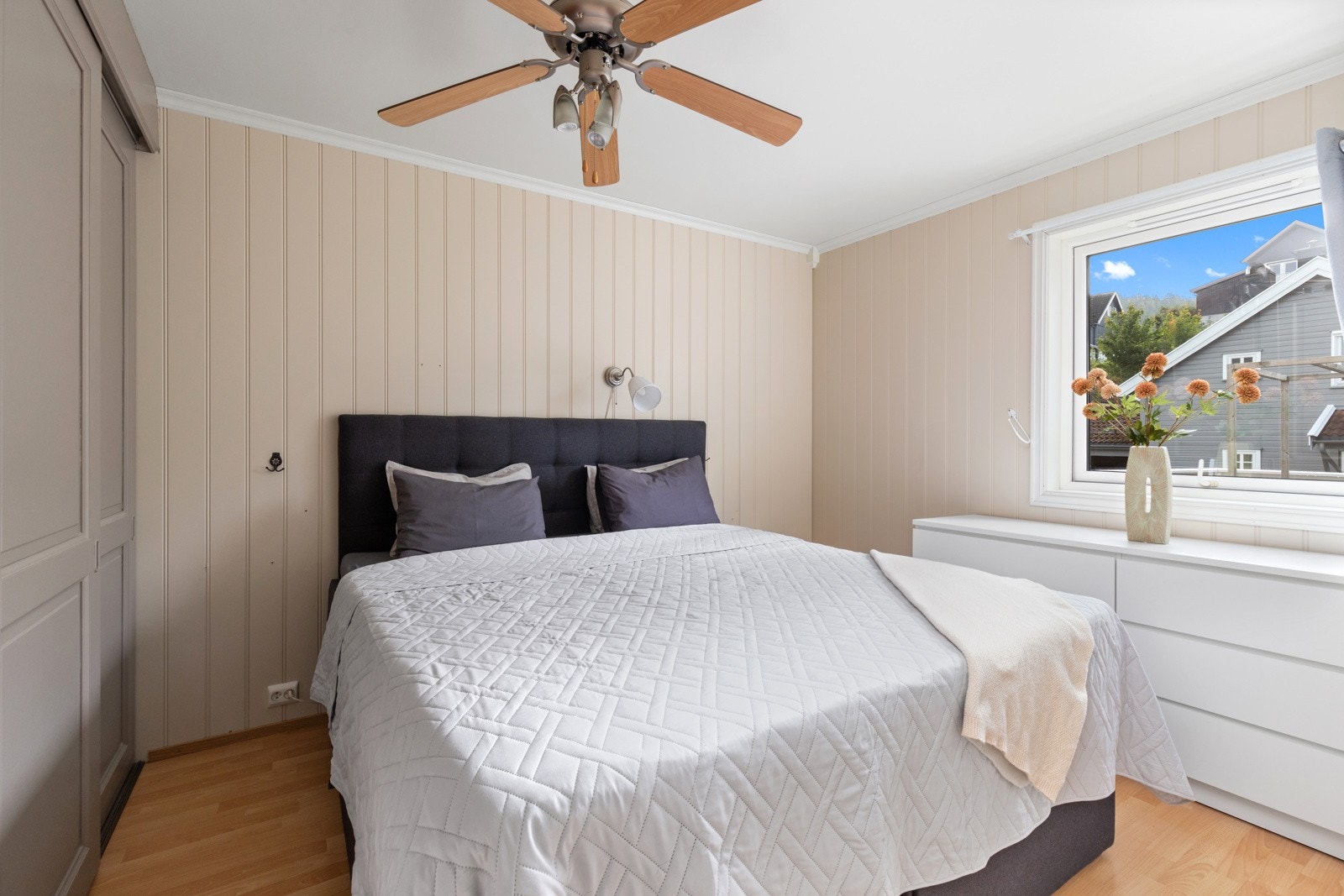 Soverom nr.2 ligger med adkomst fra gang med itegrert garderobeløsning. Galleribilde