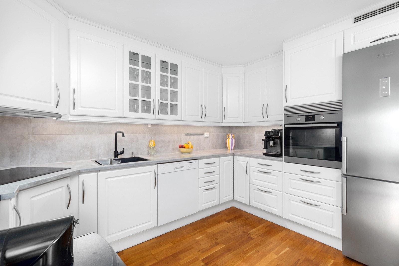 Integrert komfyr og induksjonstopp. Laminert benkeplate med planlimt kum. Ny stekovn i 2014, ny koketopp i 2016. Ny benkeplate og kum i 2017. Galleribilde