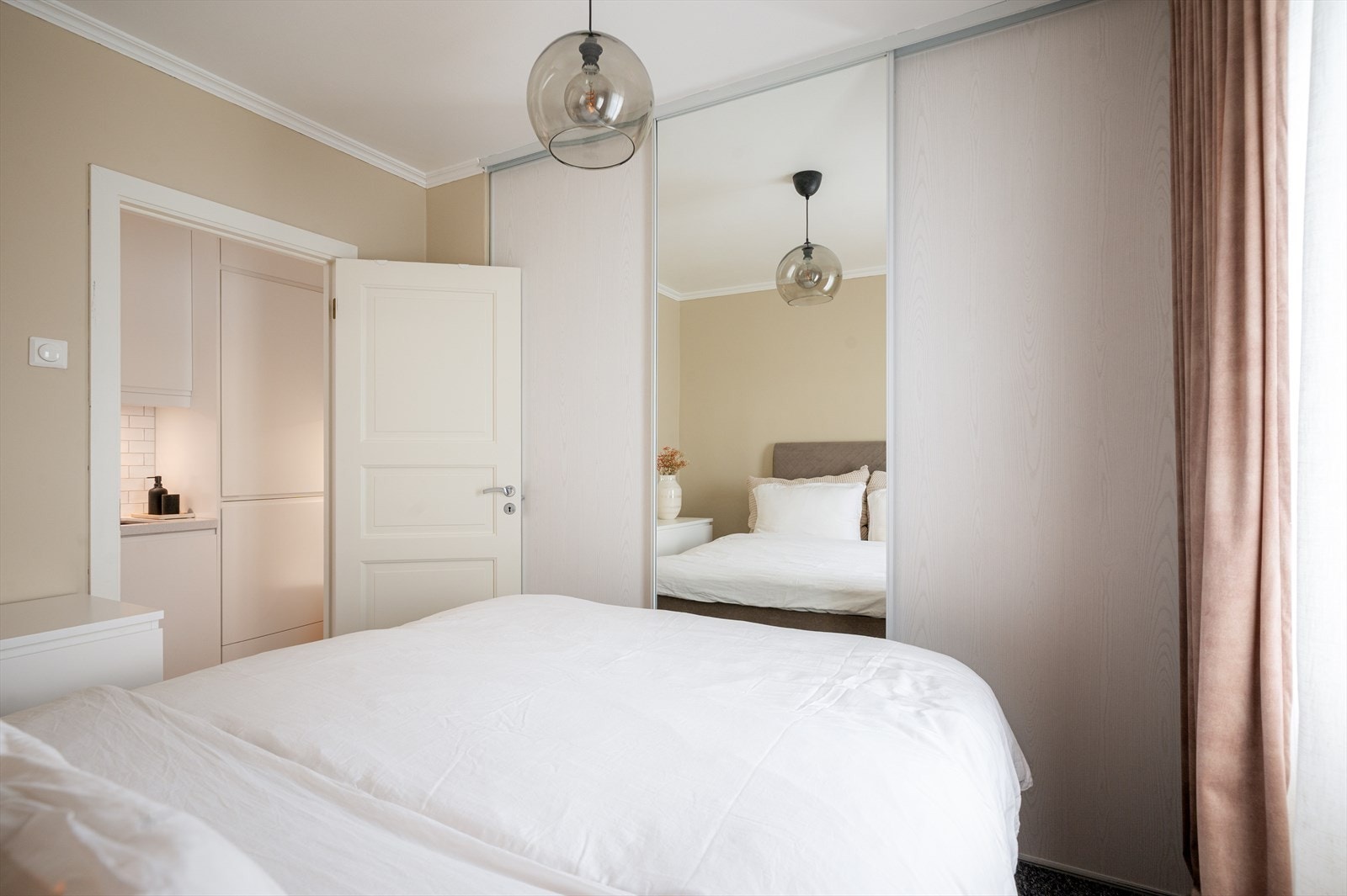 Soverommet har en praktisk, plassbygd skyvedørsgarderobe. Galleribilde