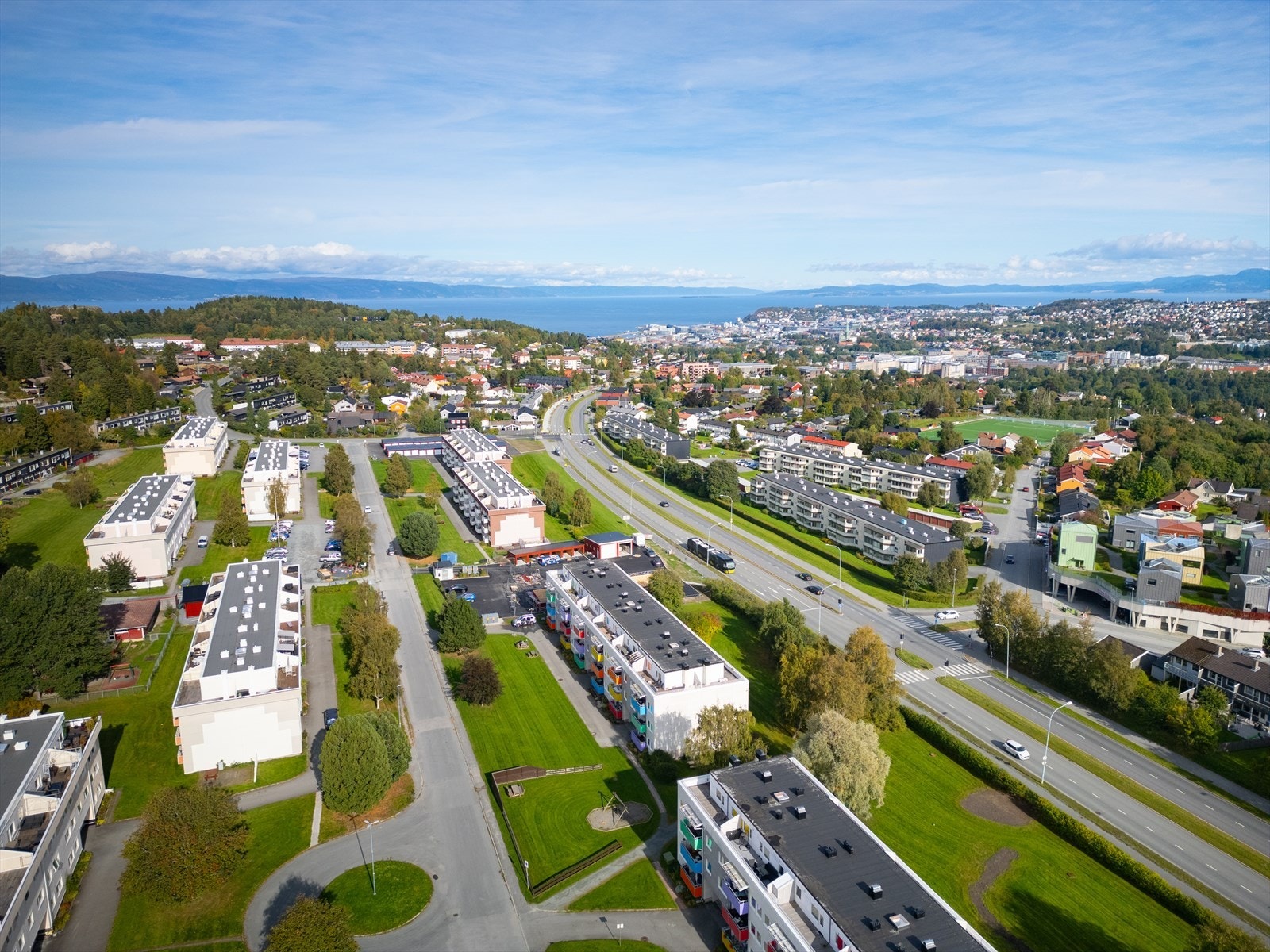 Kollektivtransporten tar deg enkelt ned til Trondheim sentrum, hvor man finner "alt" man trenger av servicetilbud. Galleribilde