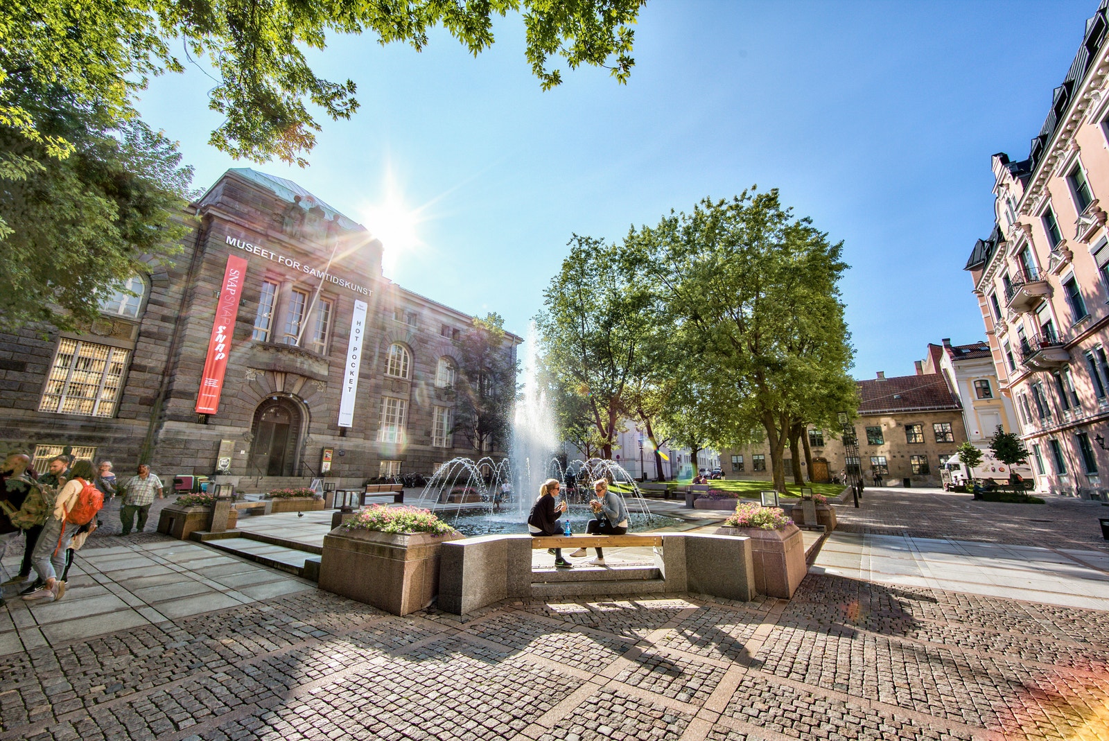 Nærområde byr på mange restauranter, kafeer og butikker! Galleribilde