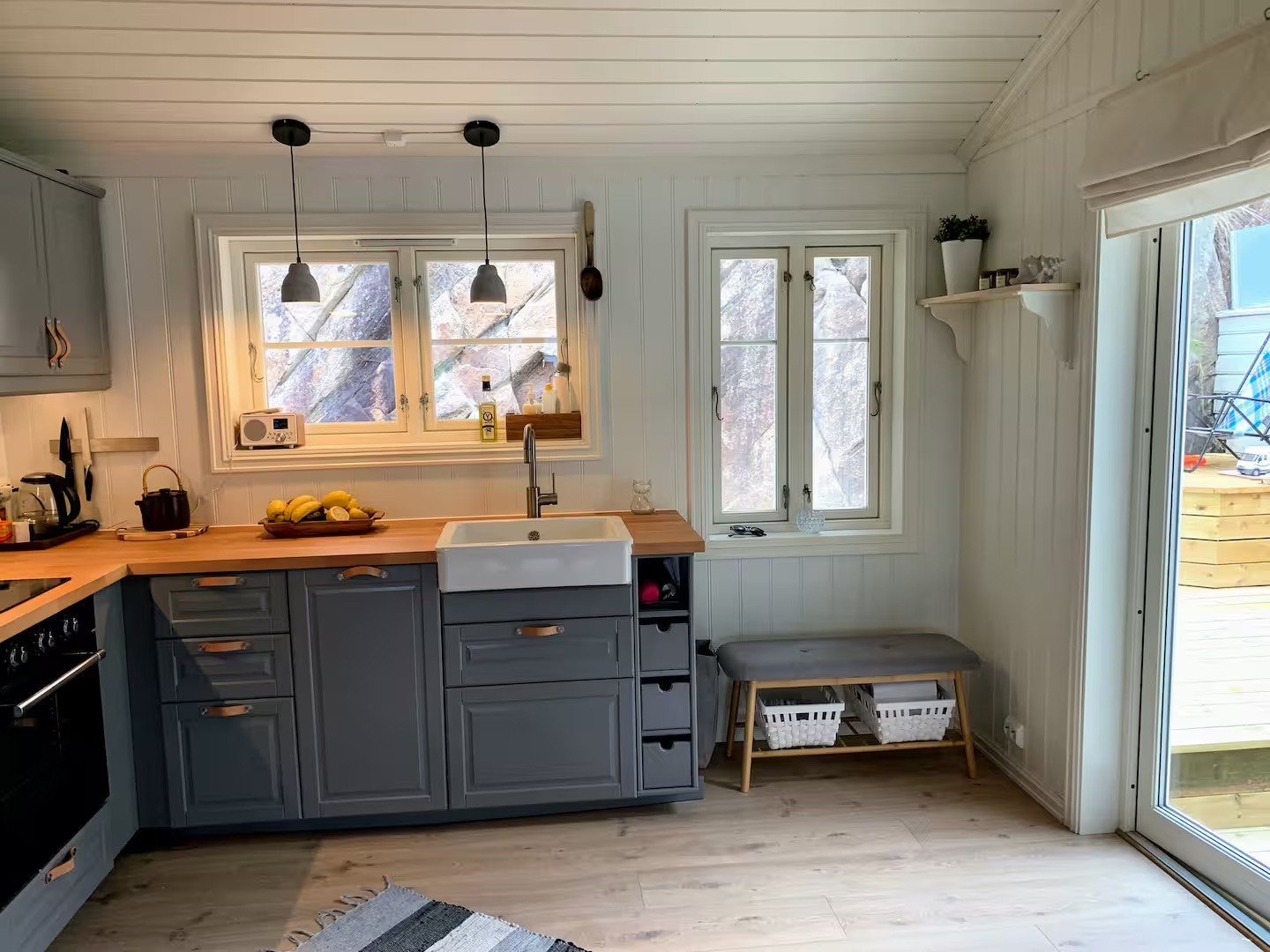 Fra kjøkkenet kan du gå rett ut til en skjermet bakgård Galleribilde