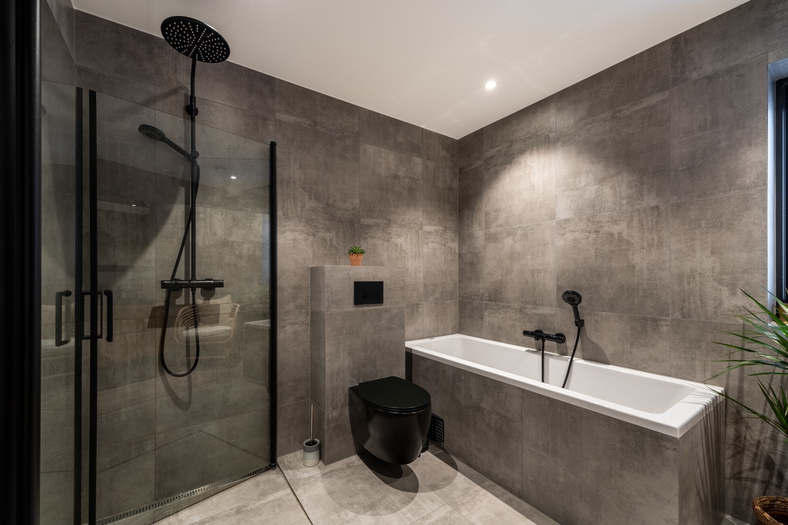 Bad i tilknytning til hovedsoverommet har veggmontert toalett, innfliset badekar med inspeksjonsluke til sluk, samt dusjhjørne med innfellbare dusjdører, regnfallsdusj og håndholdt dusjspyler.