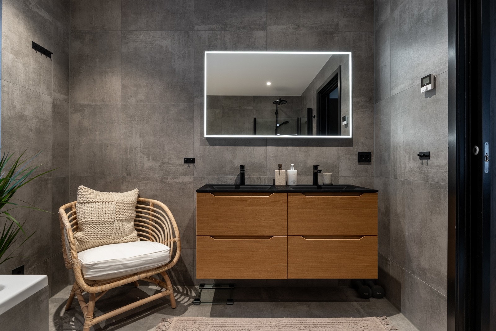 Bad i tilknytning til hovedsoverommet har har skuffeinnredning med to nedfelte servanter, begge med ettgreps blandebatteri. Speil med belysning.