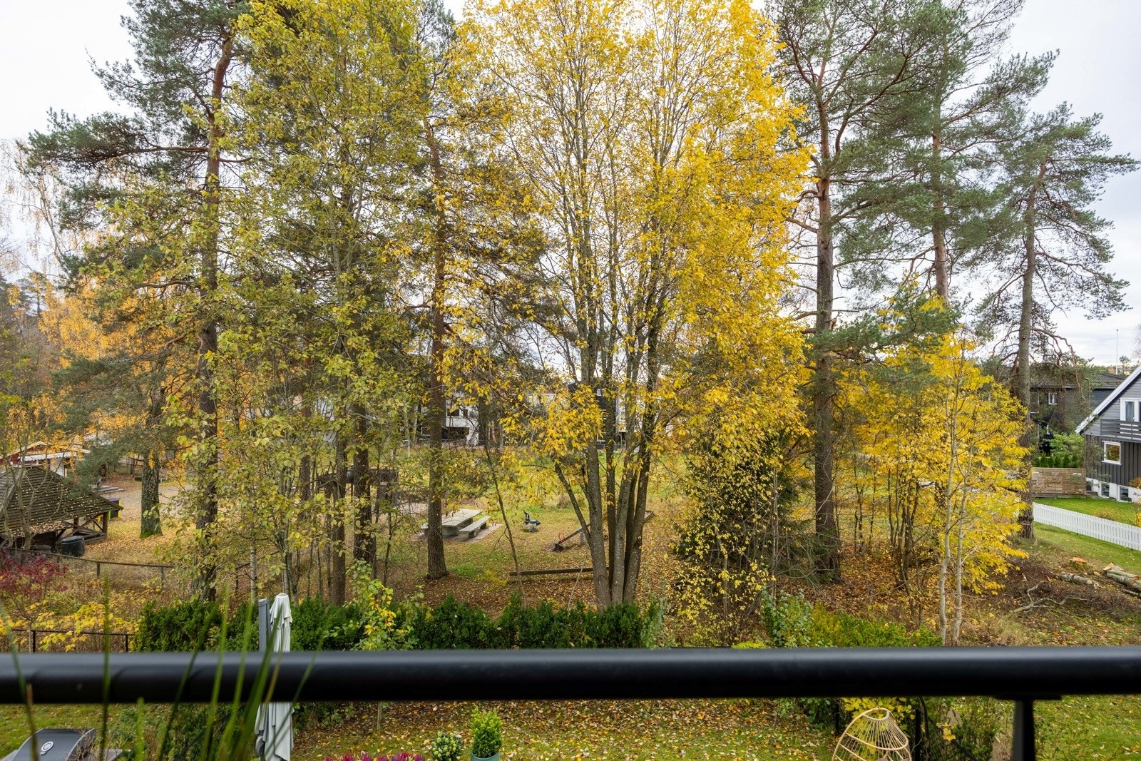 Utsikt fra hovedsoverommet og balkongen utenfor.