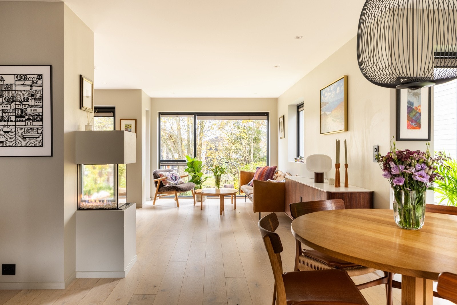 Boligen er oppført i 2021 med kvaltitetsmaterialer, parkett på gulv og malt i delikate duse farger.