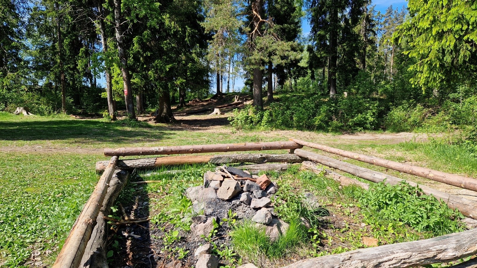 Grindasletta med bålplass og akebakke for de minste. Dette er det perfekte utgangspunkt for å nå løypenettet videre mot Ullevålseter, Hammeren og Brekke. Ullevålseter, med sin tradisjonsrike kafé, er et kjent turmål og et viktig knutepunkt i Nordmarka.