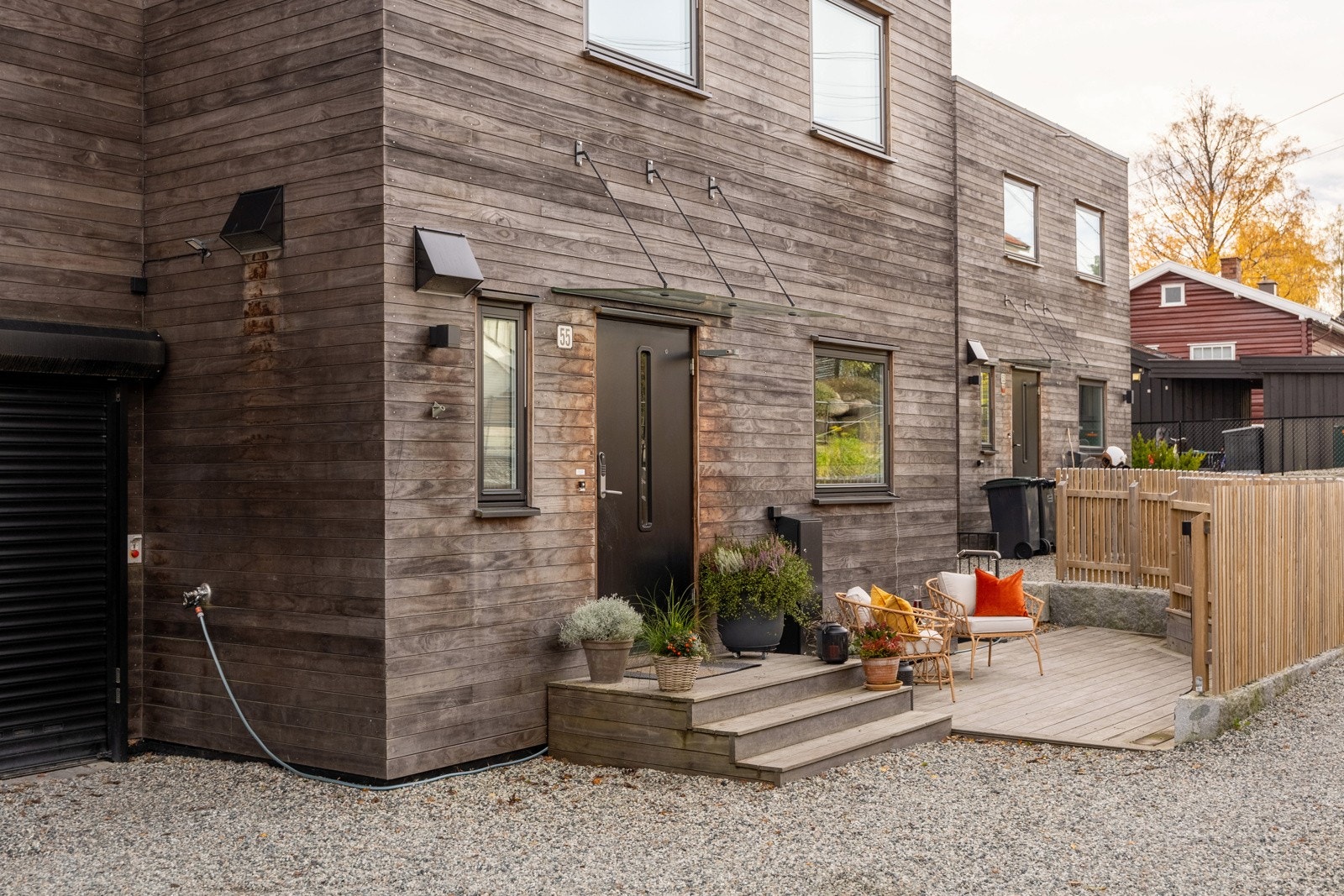 Hyggelig inngangsparti med platting også på nordsiden av huset med morgen/formiddagssol, og kveldssol.