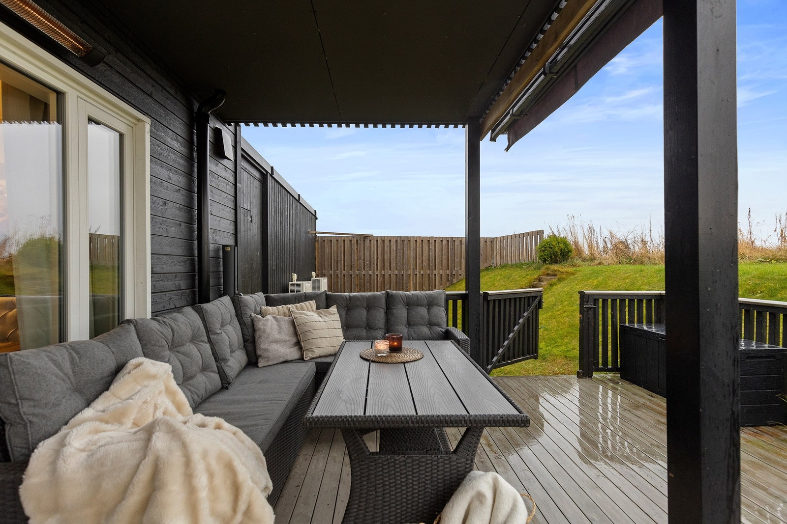 Fra stuen har man direkte utgang til en delvis overbygd terrasse. Galleribilde