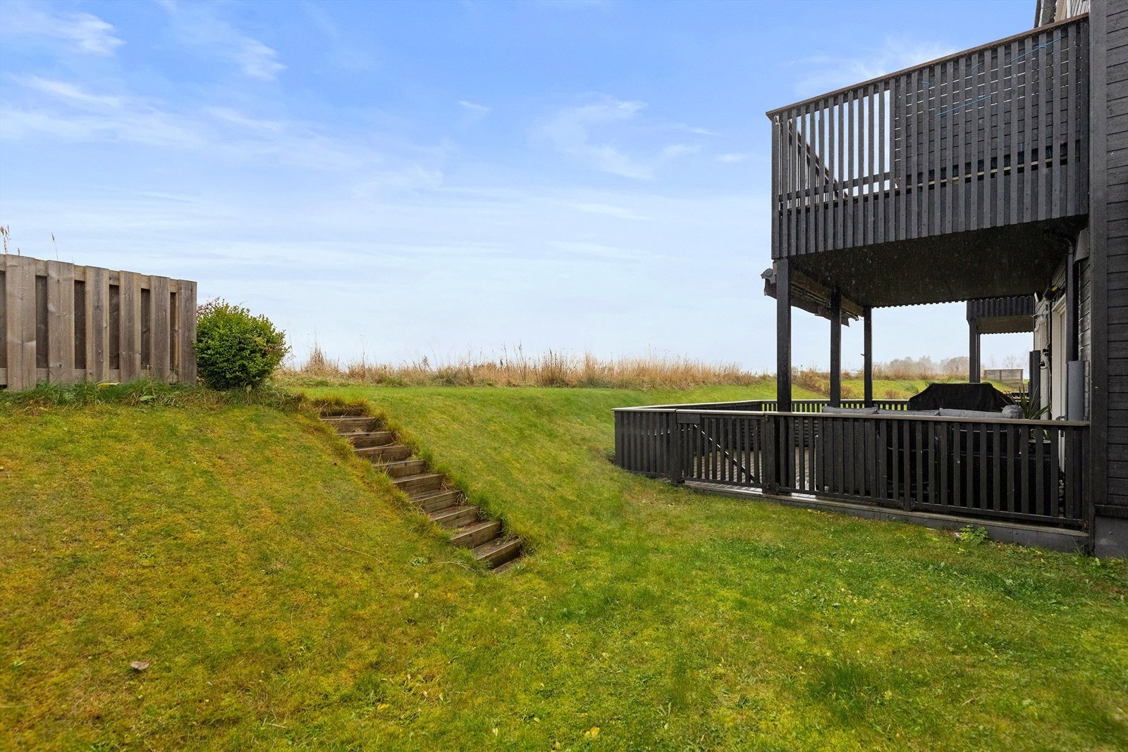 Fra boligen er det kort vei til Spongdal sentrum, hvor du finner dagligvarebutikk, skole, barnehage og Byneset Golfsenter. City Syd, med et bredt utvalg av butikker, spisesteder og servicetilbud, ligger omtrent 20 minutter unna med bil. Galleribilde