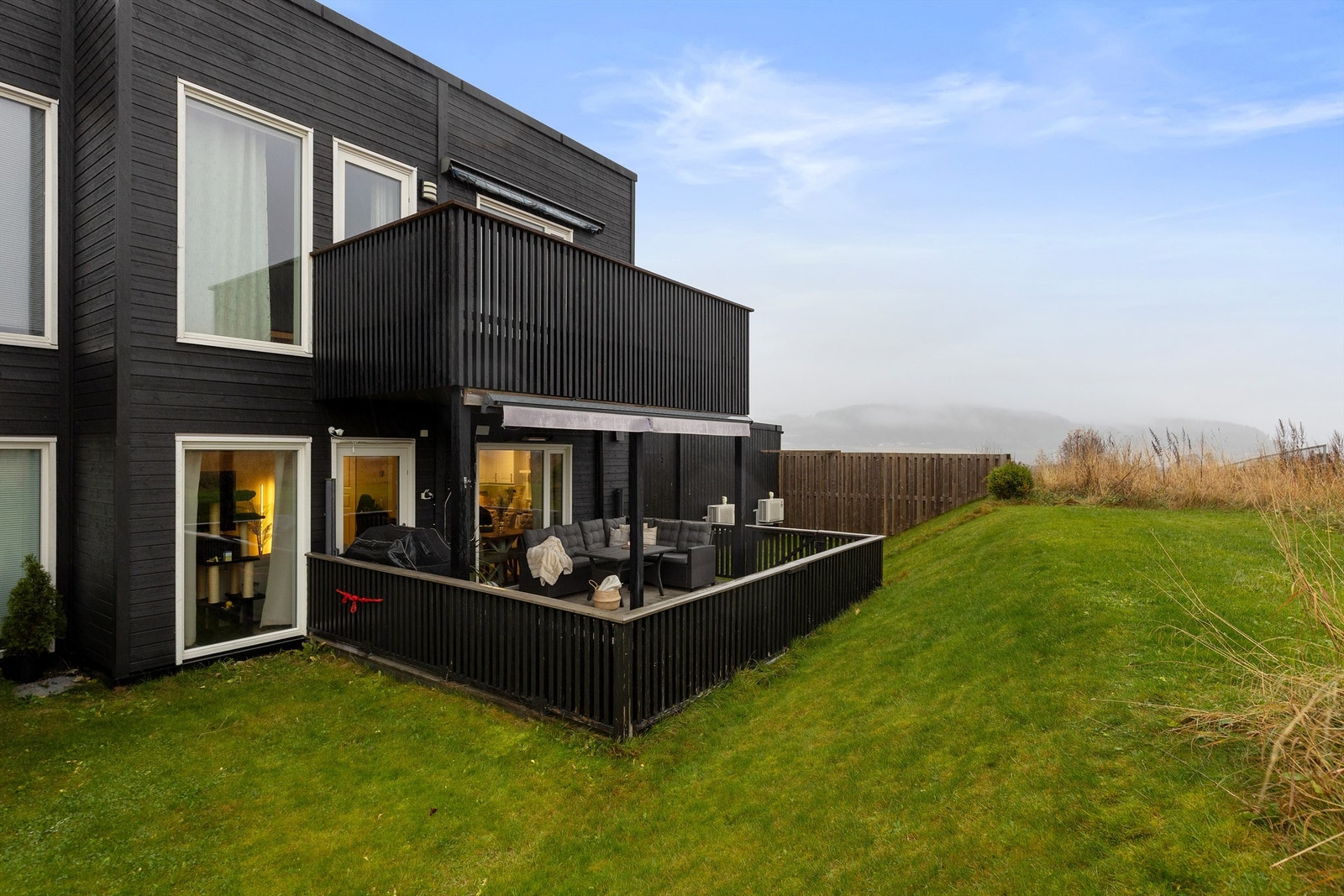 Her får du en harmonisk kombinasjon av landlig ro og nærhet til byens fasiliteter. Området preges av et variert landskap med fjord, fjell og kystlinje, som innbyr til utendørsaktiviteter som fotturer, sykling og rekreasjon i frisk luft. Galleribilde