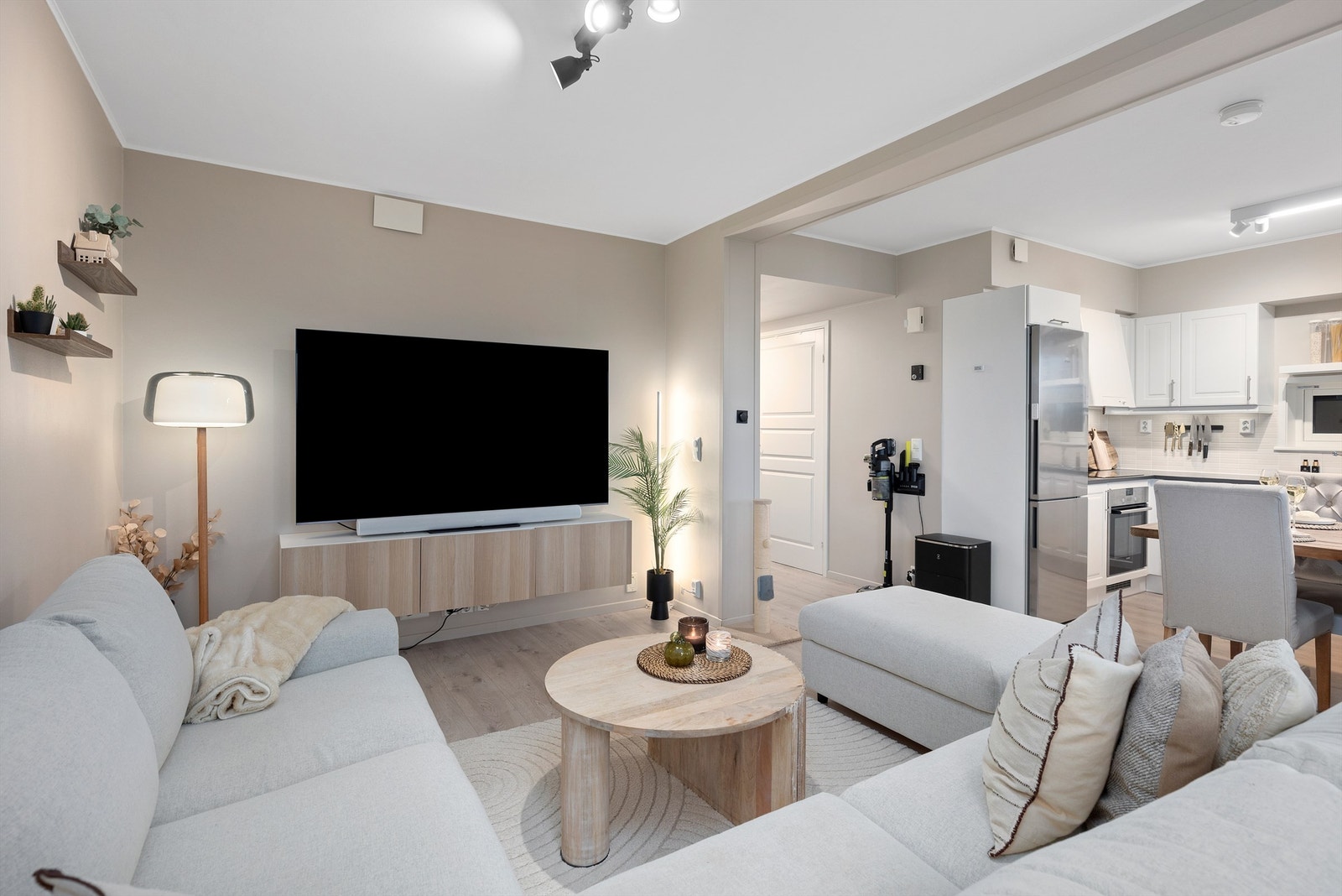 Boligen har en lys og innbydende stue med store vindusflater og ingen innsyn. Galleribilde