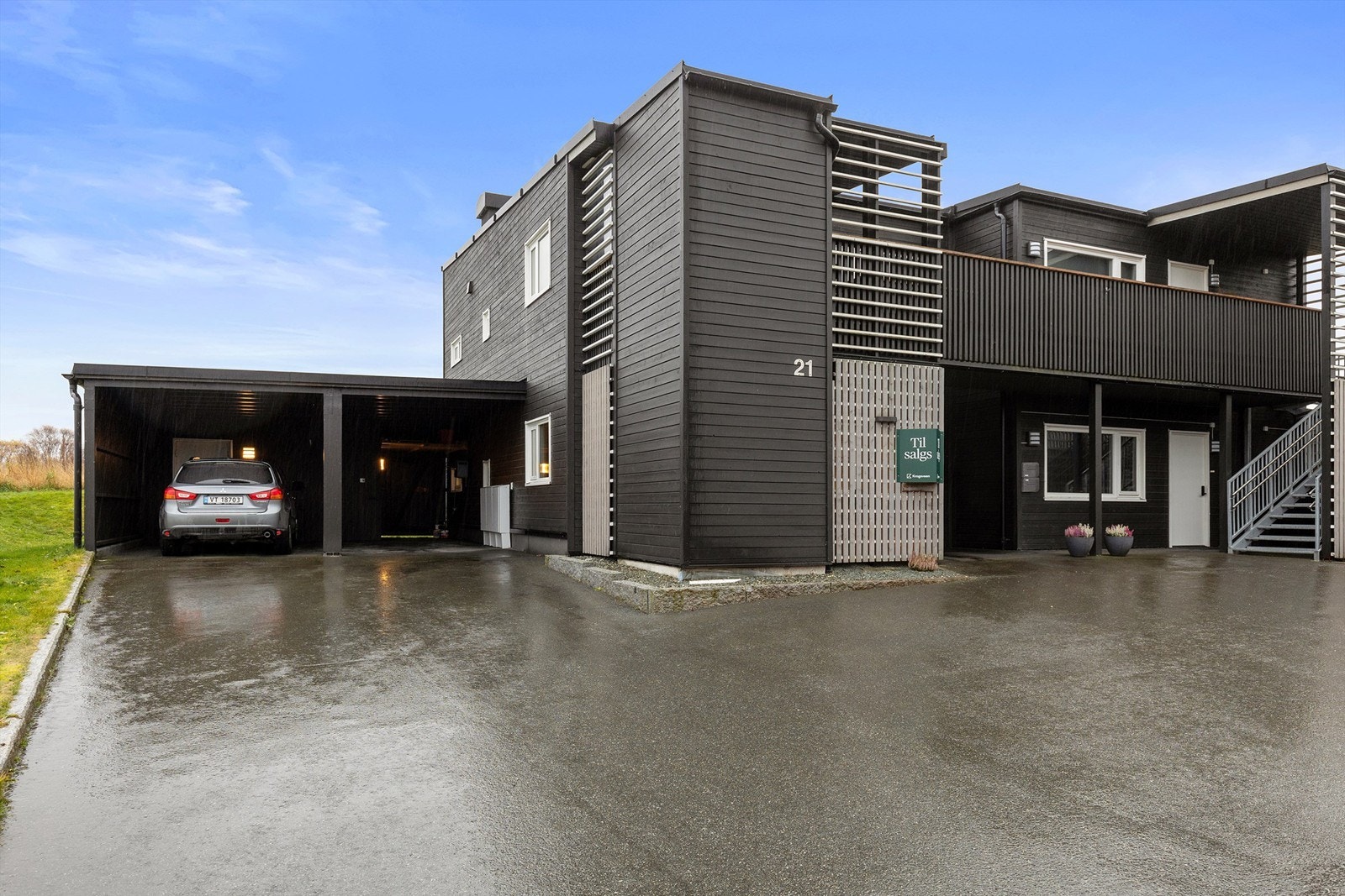 Leiligheten disponerer en parkeringsplass i carport. I tillegg er det i følge selger mulig å parkere en bil foran carport. Galleribilde