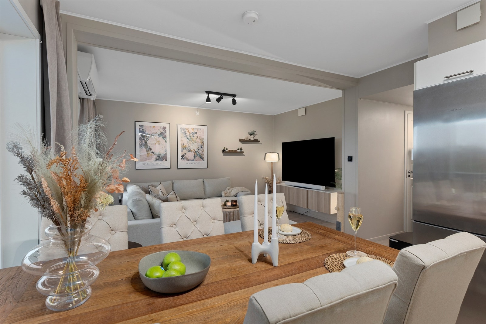 Stue- og kjøkkenarealet måler til sammen romslige 25 kvm. Galleribilde