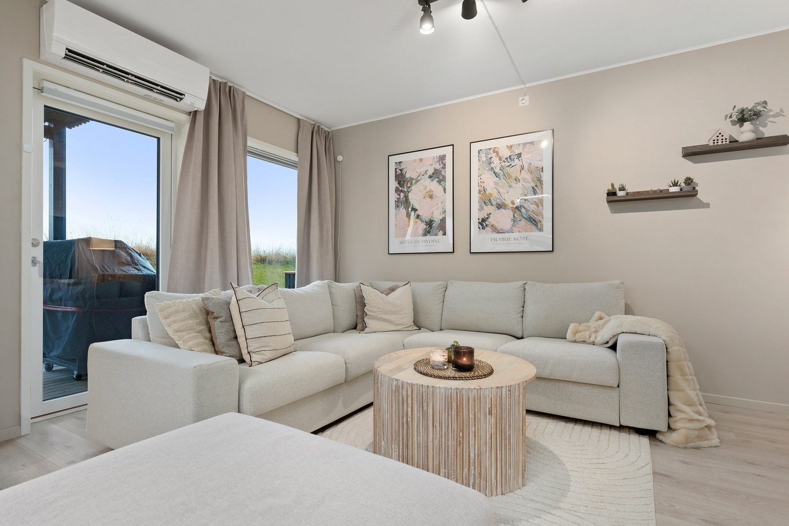 Leiligheten er gjennomgående lys og luftig med utstrakte vindusflater som sikrer rikelig med naturlig dagslys. Galleribilde