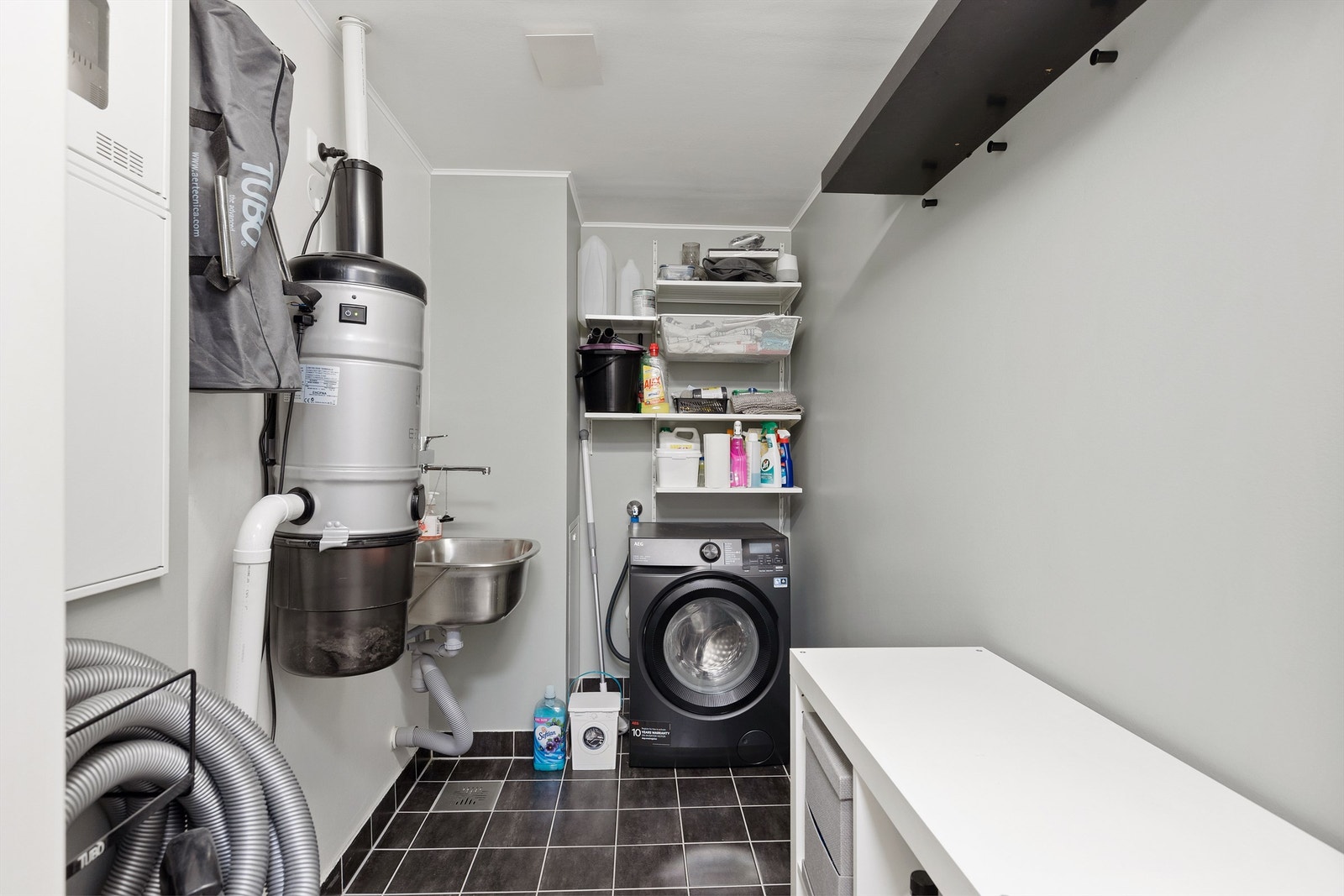 Praktisk separat vaskerom med gode oppbevaringsmuligheter. Videre disponerer leiligheten en sportsbod på 5 kvm i forbindelse med carport. Galleribilde