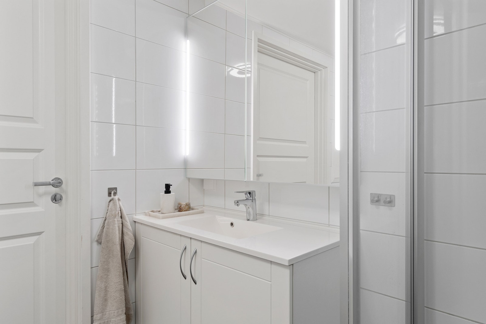 Pent flislagt bad på 6 kvm med gulvvarme. Galleribilde