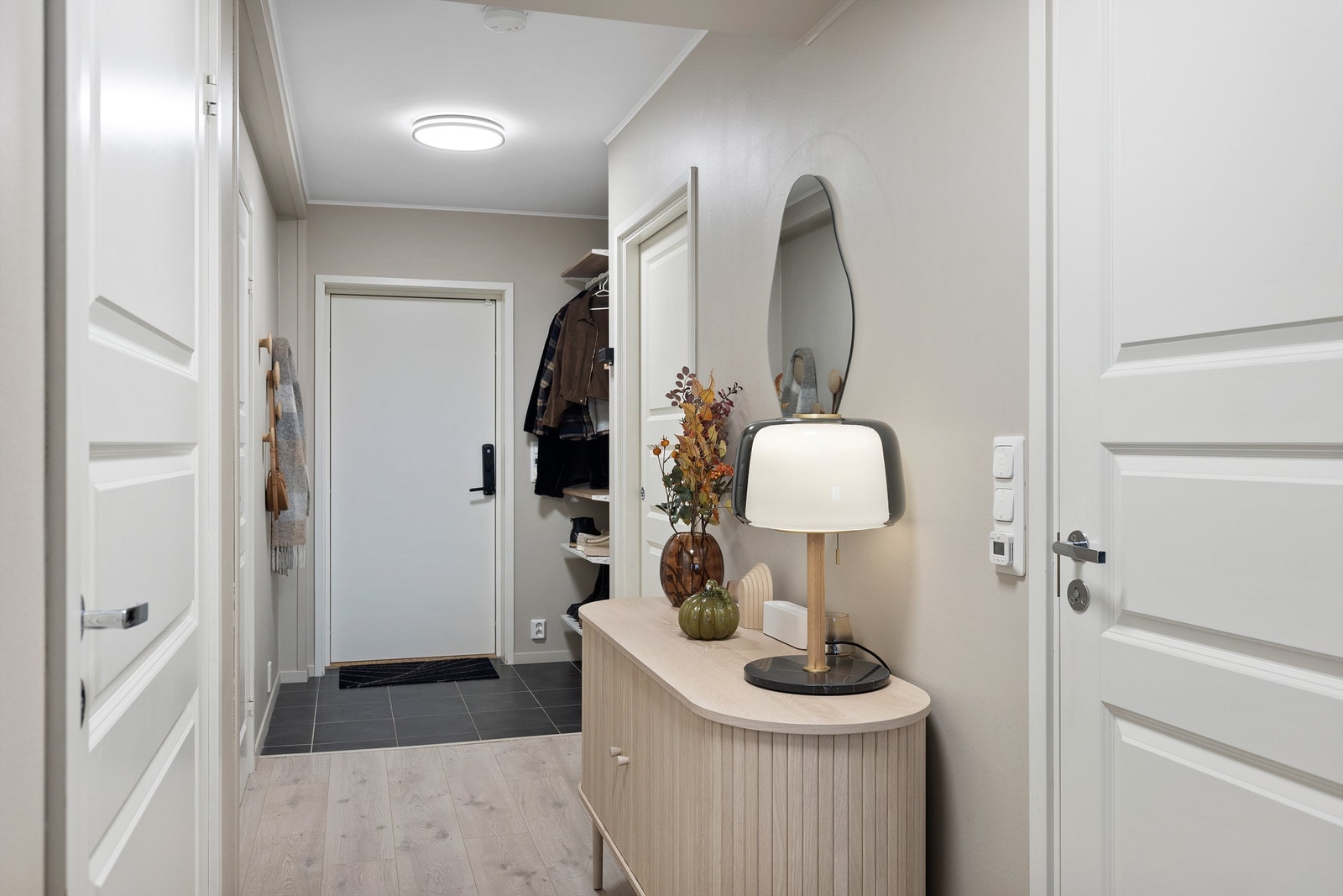 Velkommen inn! Romslig entré med god plass til oppbevaring av yttertøy og sko. Galleribilde