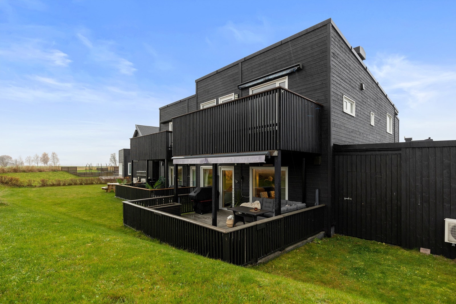 Velkommen til Jonetta Mules veg 21 - og denne lekre 3-roms selveierleiligheten i firemannsbolig beliggende i et veletablert område på Spongdal! Galleribilde