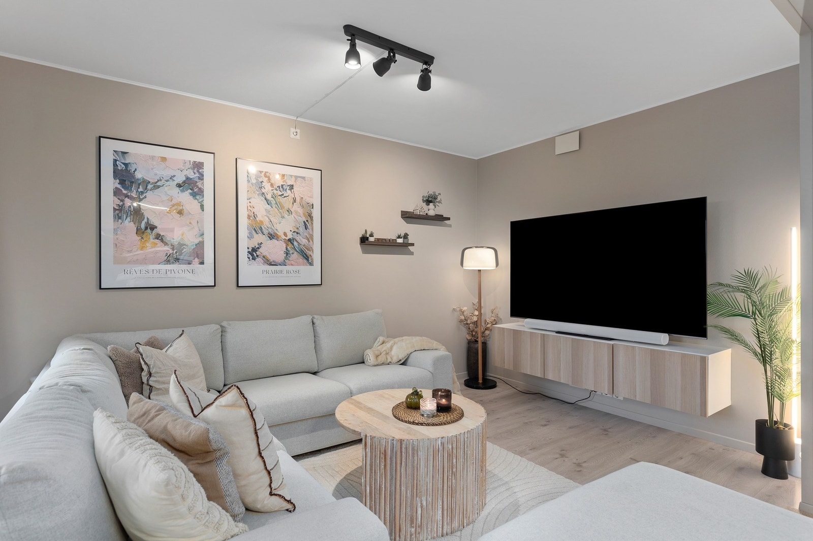 Stuen har god plass til stor sofagruppe med tilhørende TV-møblement og spisegruppe. Galleribilde