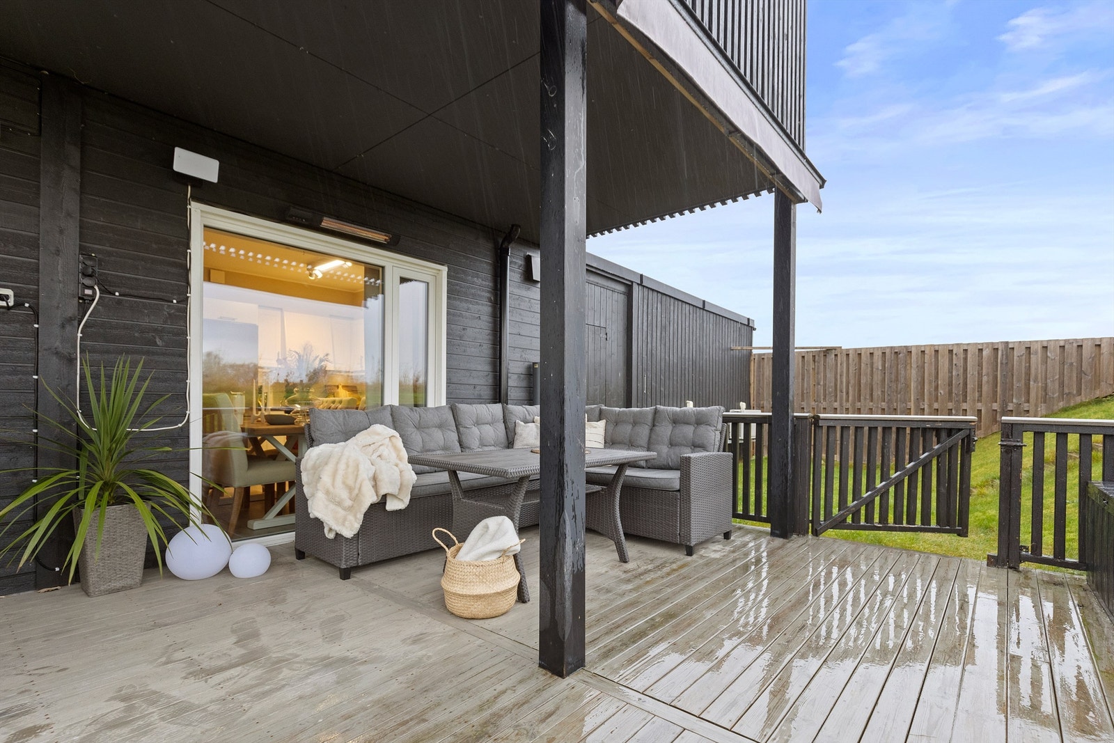 Det er enkel tilkomst til sameiets fellesareal via grind på terrassen. Galleribilde