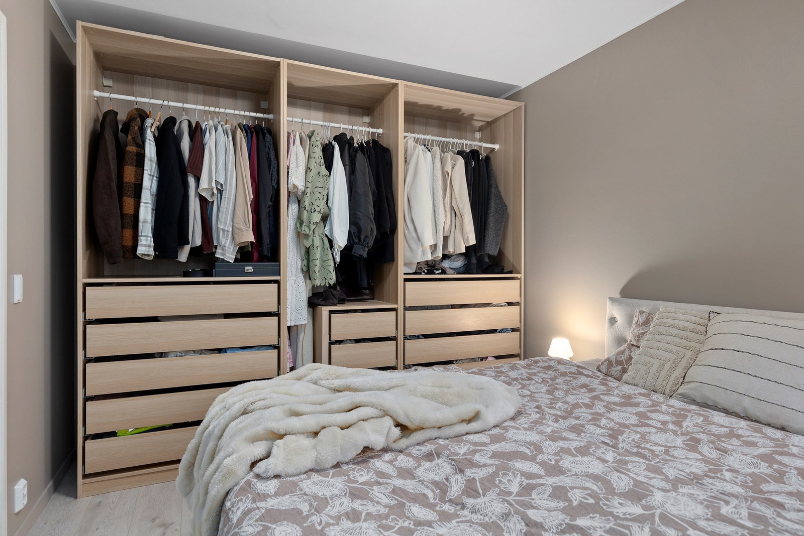 Rommet har god plass til dobbeltseng av ønsket størrelse, nattbord og garderobeskap. Galleribilde