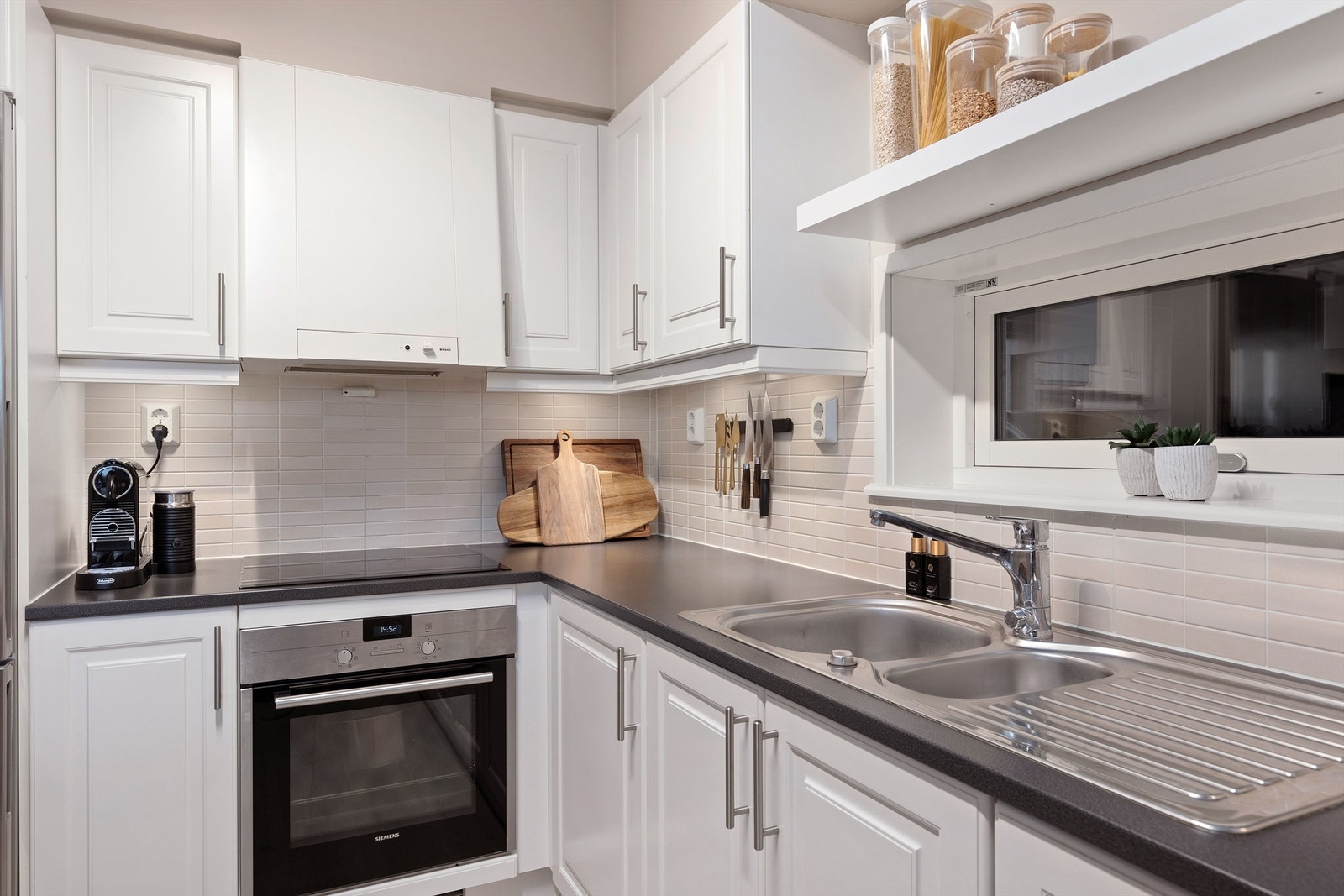 Her har man rikelig med skap og benkeplass å boltre seg på! Leiligheten er oppvarmet med varmepumpe og elektrisitet. Galleribilde